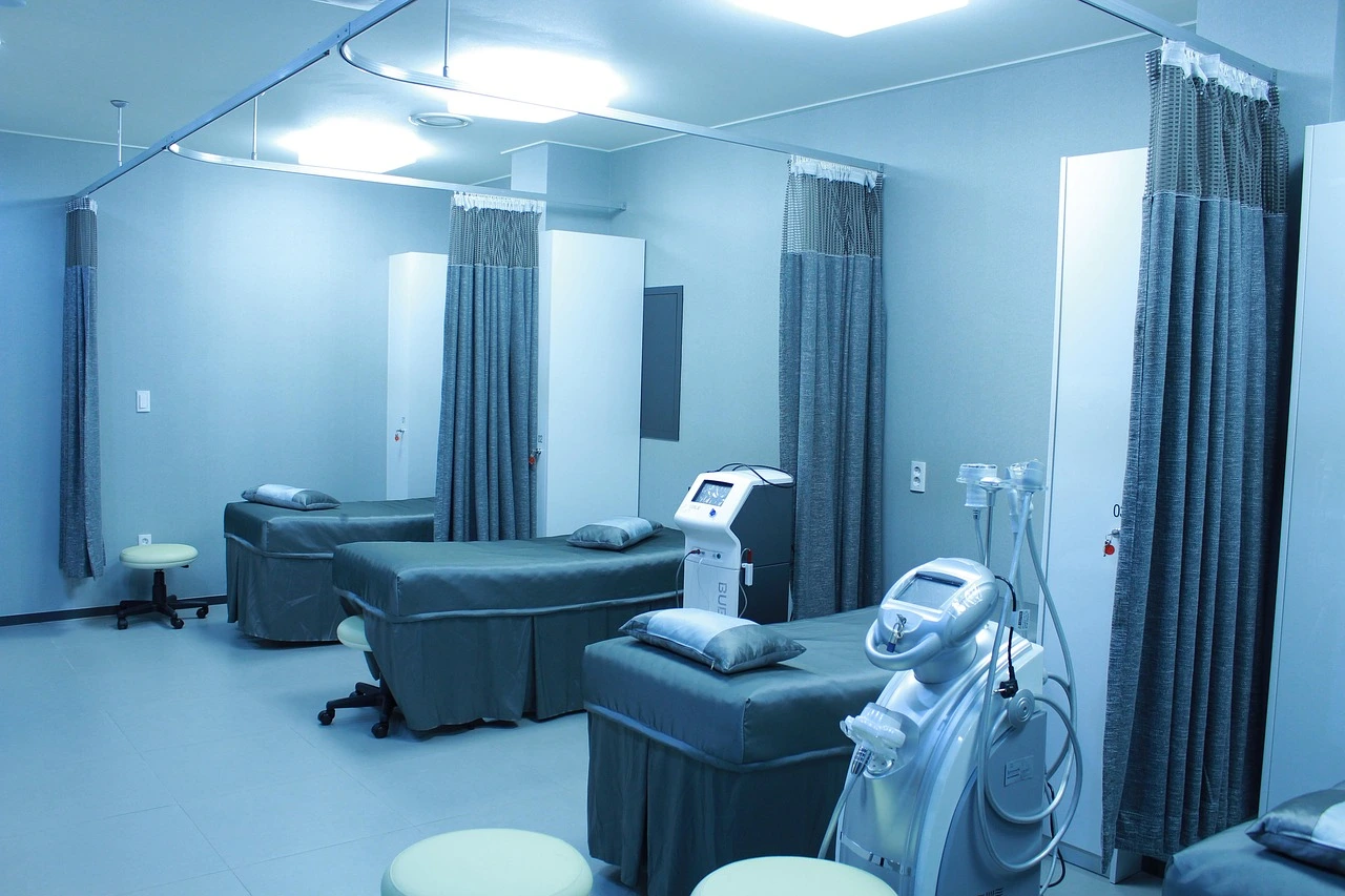 Illustration of an outpatient treatment room with a reclining chair and magnetic stimulation equipment.